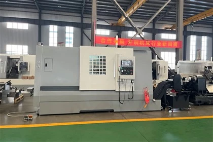 Torno CNC de bancada inclinada con guías lineales y contrapunto